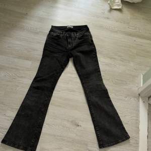 Säljer nu mina fina Lågmidjade bootcut jeans från Gina tricot! Nästintill nya och har inga defekter!