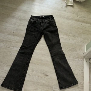 Lågmidjade bootcut jeans - Säljer nu mina fina Lågmidjade bootcut jeans från Gina tricot! Nästintill nya och har inga defekter!
