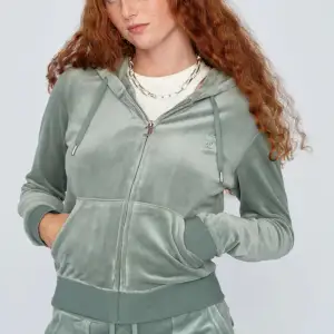 Jag säljer juicy couture hoodie i färgen Chinois Green. Storlek M, Endast använd fåtal gånger,  Pris kan diskuteras, Köpare står för frakt, Nypris är 1300kr 