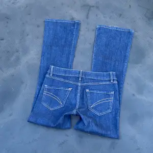 snygga vintage lågmidjade bootcut jeans! fotade i dagsljus. midjemått: 78 cm + stretch || innerbenslängd: ca 78,5 cm ⭐️