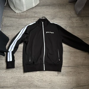 Palm angels tröja  - Bra skick, litet märke på armen men det går bort med en tvätt  Har digitalt kvitto från flannels Storlek XL men sitter som L 