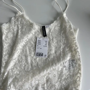 Linne  - Spets linne aldrig använt lappen kvar 