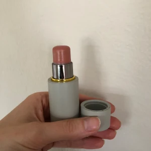 Westman Atelier Blush - Really beautiful blush formula, in the color CHOUCHETTE. Veeery lighly worn, a lot of product left.   I love the color but I like my Charlotte Tillbury blush better on me.