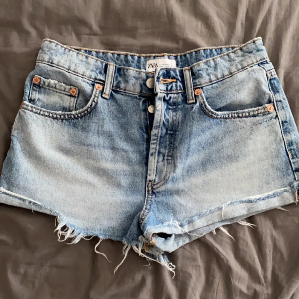 Säljer dessa snygga zara jeansshorts då jag jag för många likadana, är mid rise men sitter mer low waist, så snygga och perfekt färg till sommaren💗. Shorts.