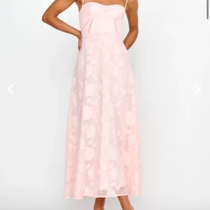 Ny balklänning - Världens finaste balklänning från Selfie Leslie - Saints & Secrets.  Säljer då jag hittat en annan. Så fina broderier på i en krämig ljus rosa färg.  Originalpris: 975 kr  Länk till klänningen: https://www.selfieleslie.com/collections/saints-secrets/