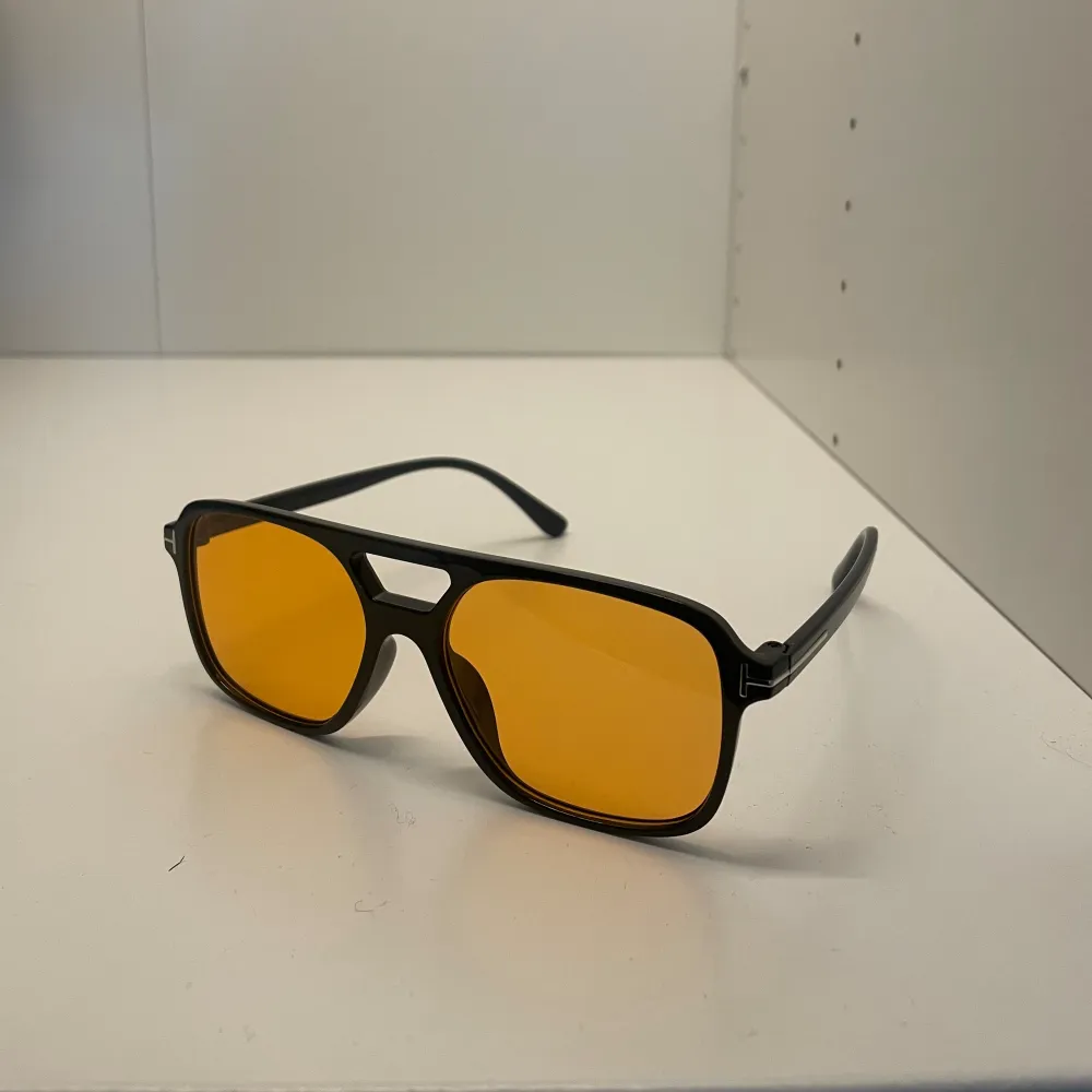 Svart/gula solglasögon ll ONE SIZE ll och svarta . Övrigt.