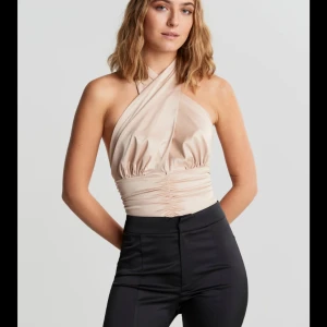 Ginatricot multiway satin top - Två första bilderna är LÅNADE fr Ginatricots hemsida. BEIGE satin topp som man knyter där bak, kan skicka fler bilder då den första var den enda jag hade. Använd 2 gånger💗