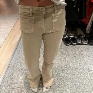 Beiga jeans  - Fina bootcut jeans! Dem är stretchiga och super sköna, inte minst sagt jättefina också❣️❣️ jag är 173 till referens