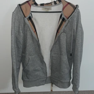 Burberry kofta - Koftan är använd 1 gånger, säljer den pgd av den ä liten för mig i storlek s.