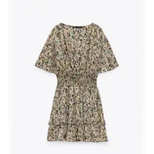 Mönstrad söt klänning från Zara, knappt använd, köptes förra året för 399 kr och går inte att köpa längre. Mycket bra skick! 