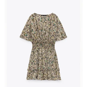 Mönstrad klänning Zara - Mönstrad söt klänning från Zara, knappt använd, köptes förra året för 399 kr och går inte att köpa längre. Mycket bra skick! 