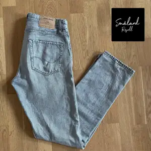 Jack & jones jeans av modellen relaxed/ chris i färgen grå 💯Perfekta nu inför sommaren!🏡 | Storlek: W30 L34 | Skick: 9/10⭐️ | Pris endast 149 kr 💴 | modellen är ca 185cm för referens📏|Tveka inte på att höra av er ang frågor, funderingar, bilder mm☺️