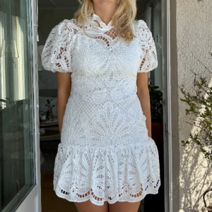Studentklänning  - Såå fin vit klänning perfekt till studenten!! Helt ny!💕💕 passar både s och m 