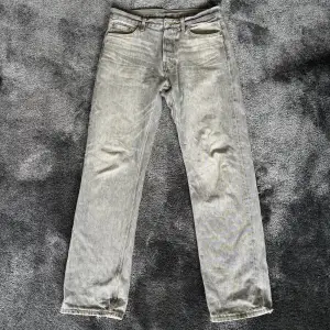 Hej, säljer ett par weakday jeans med lite lösare passform. Hör av er om ni har några frågor:)