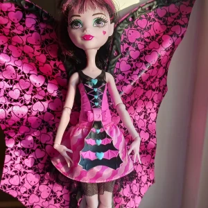 Monster high docka - Draculaura ghoul to bat docka. Man kan väckla ut vingarna på henne genom att dra ner "corsetten" på bröstet❤️ Super fint skick 😊