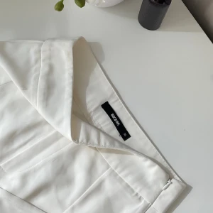 Vita kostymbyxor - Vita kostymbyxor från bikbok. Storlek 36. Aldrig använda då dom är för små. En jätte liten fläck längst ner på benet, se bild 4.