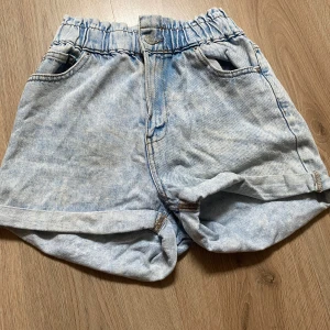 Jean shorts  - Korta jeans shorts, bra skick och helt okej använda. 