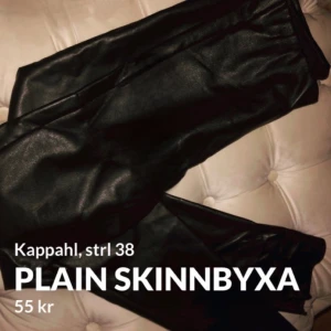 Raka skinnbyxor  - Supersnygga skinnbyxor i nyskick, aldrig använda 🖤Byxorna är raka och har korta mini slitsar längst ner! Ganska små i storlek så passar nog en S/M. Skickar gärna fler bilder vid förfrågan! 
