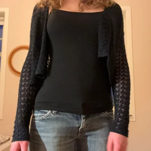 Stickad tunn kofta  - Så himla gullig stickad kofta som är perfekt till sommaren. Jättefint mönster och bra kvalitet. 