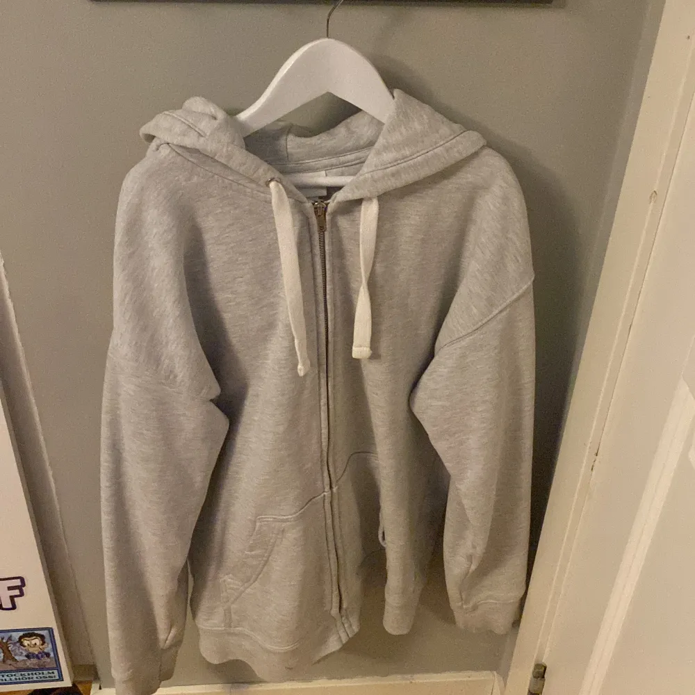 en snygg zip hoodie från HM i riktigt bra skick och är i storlek S. Hoodies.
