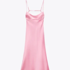 Klänning Zara - Högst bud gäller! Super super fin långklänning med öppen rygg från Zara🤍🌸 Slutsåld överallt Bara använd en gång! 🩷