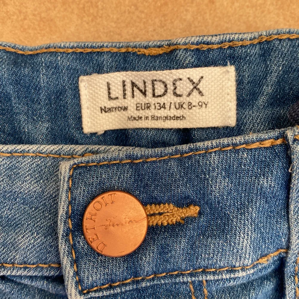 Shorts för barn som ser ut som en kjol använd fåtal gånger och har mönster på sig gjorda på jeans. Shortsit.