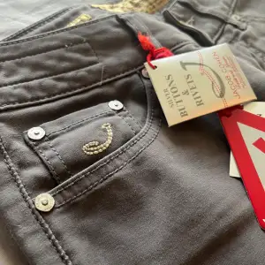 Säljer dessa helt nya grymt snygga Jacob Cohen jeans. Midjemått: 36 cm Längd: 97 cm Sitter som 29/32 ungefär.