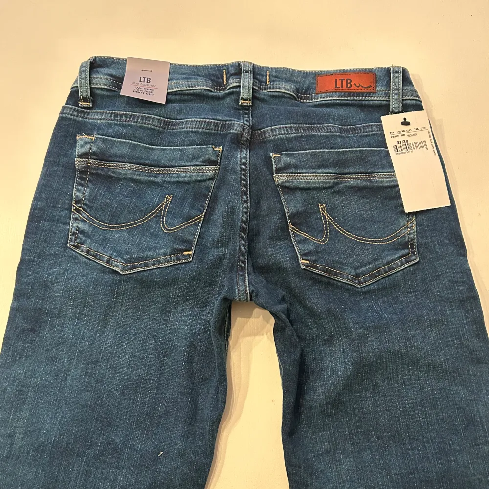 Jag säljer dessa superfina jeans eftersom de är lite för stora. Alla prislappar är kvar och de är aldrig använda. Nypris är 829 på Zalando, och jag säljer dem för 750! 🩷Kom privat vid frågor💘. Jeans & Byxor.