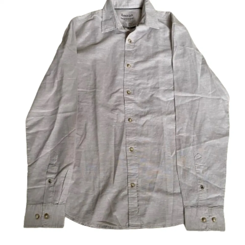 Säljer nu denna fräscha linneskjorta från Jack&Jones | Skick : 10/10, aldrig använd, bara testad | Pris : Nypris : 800kr, mitt pris 399kr. Priset är inte hugget i sten | Om du har några frågor är det bara att höra av dig! ❤️. Skjortor.