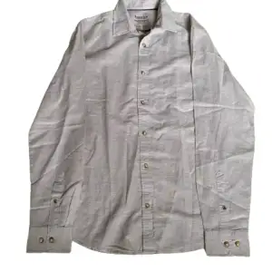 Säljer nu denna fräscha linneskjorta från Jack&Jones | Skick : 10/10, aldrig använd, bara testad | Pris : Nypris : 800kr, mitt pris 499kr. Priset är inte hugget i sten | Om du har några frågor är det bara att höra av dig! ❤️