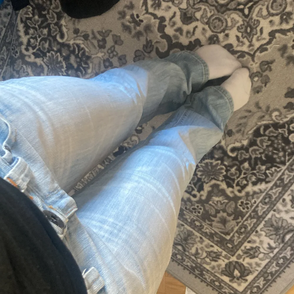 sjukt snygga lågmidjade, ljusblåa Lee jeans som kommer från tidigt 2000 tal med snygga svarta detaljer🙌🏼🙌🏼🙌🏼 lite smått slitna vad fötterna. Pris kan diskuteras❤️. Jeans & Byxor.