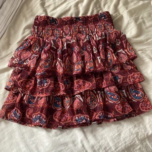 Gullig kjol från Lindex  - Köptes förra året men har inte kommit till användning. Storlek 134/140 men skulle säga att den passar S/M för den är väldigt stretchig 💗 