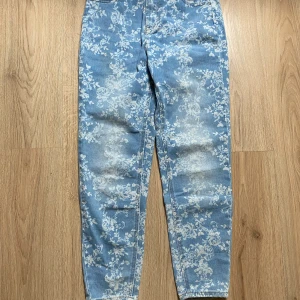 Mönstriga jeans  - Använda men bra skick, blommigt mönster, straight fit. 