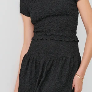 Sett med kjol och linne  - Säljer detta som ett sätt med kjol och tillhörande linne. Kjolen är storlek M och linnet L. kjolen är aldrig använd 