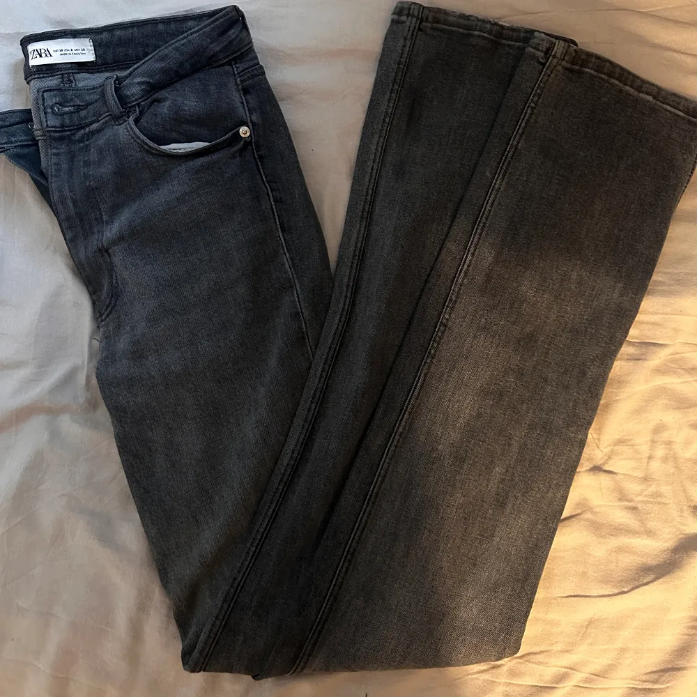 Ett par jättefina gråa jeans med slits ifrån Zara, i storlek 38, i fint använt skick! . Jeans & Byxor.