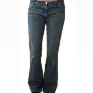 Snygga långa jeans, skulle gissa på att storleken är M/38 .  Jag är 176cm och jeansen går ända ner till marken 💕Midjemått 40,5cm