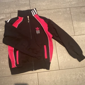 Adidas kofta  - Vintage kofta från adidas, skit snygg. Pris kan diskuteras