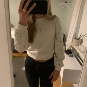 Vit långärmad tröja - Jätte gullig somrig tröja med Blom mönster, från H&M i bra sick 💞