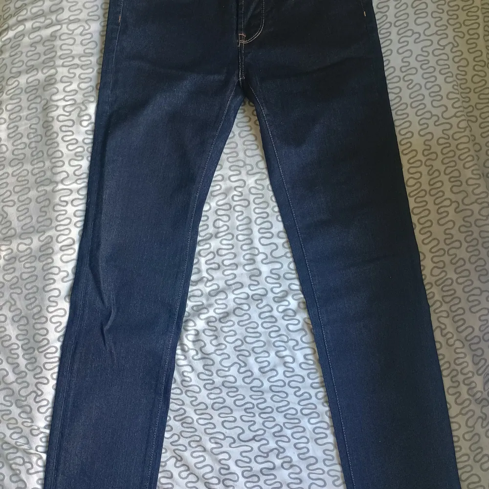 Helt nya mörkblå jenas som är strechy och skönt. . Jeans & Byxor.