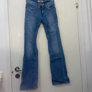 helt nya och oanvända jeans!!!✨