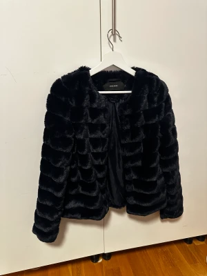 Mörkblå fuskpälsjacka - Mörkblå fuskpälsjacka. Aldrig använd men ingen lapp kvar 