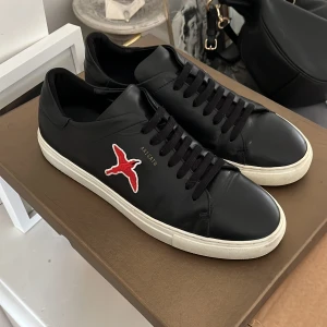 Axel Arigato skor - Säljer nu mina Arigato skor då dom inte kommer till användning dom är bara använda ett fåtal gånger,priset är inte hugget i sten så hör av dig med mm