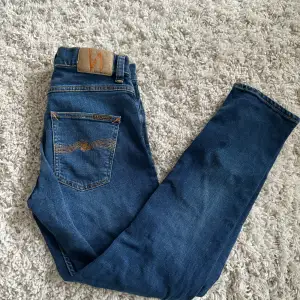 Hej! Säljer nu dessa nudie jeans i modellen grim tim. Skicket är 10/10 och jeansen är endast testade. Storlek 29/30. Bara att höra av er vid minsta fundering! 