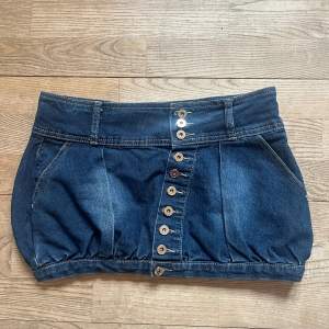 Supercoola jeans kjol. Midjemått 38cm rakt över, längd 29 cm. Köp via köp nu❤️