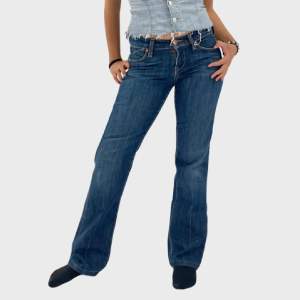 Mörkblå Lågmidjade jeans stl 34