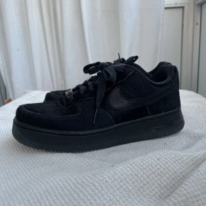 Air Force 1 - AF1 black pony hair skor, hela och fräscha! Typ som nya ^^ Tillverkas icke längre 👐 Tycker dom är mer 37-38 🤍