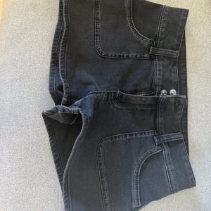Low WaistShorts - Ett par skit snygga låg midja shorts. Dem finns inte längre och passar tyvärr nt mig längre köpt i vinter så har knappast använt dem🥰