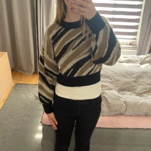 Stickad tröja - Stickad tröja från & other stories, använd fåtal gånger! 🤩