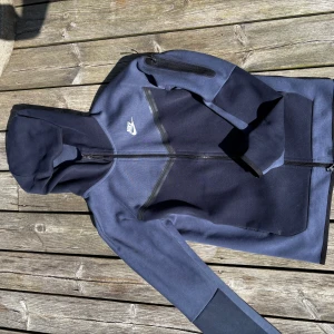 Nike Tech tröja - I mycket bra skick, använd få gånger. Normal i storlek. Nypris 1500kr