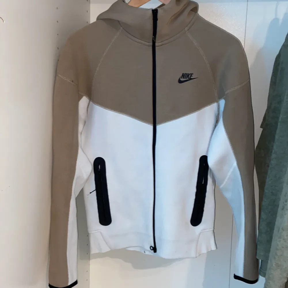 Denna Nike tech fleece är bra skick använd 5/7 gånger inga fläckar köpt på jd 2023 storlek xs. Vill man köpa tröja separat så är det 800 och 750 för byxorna . Hoodies.